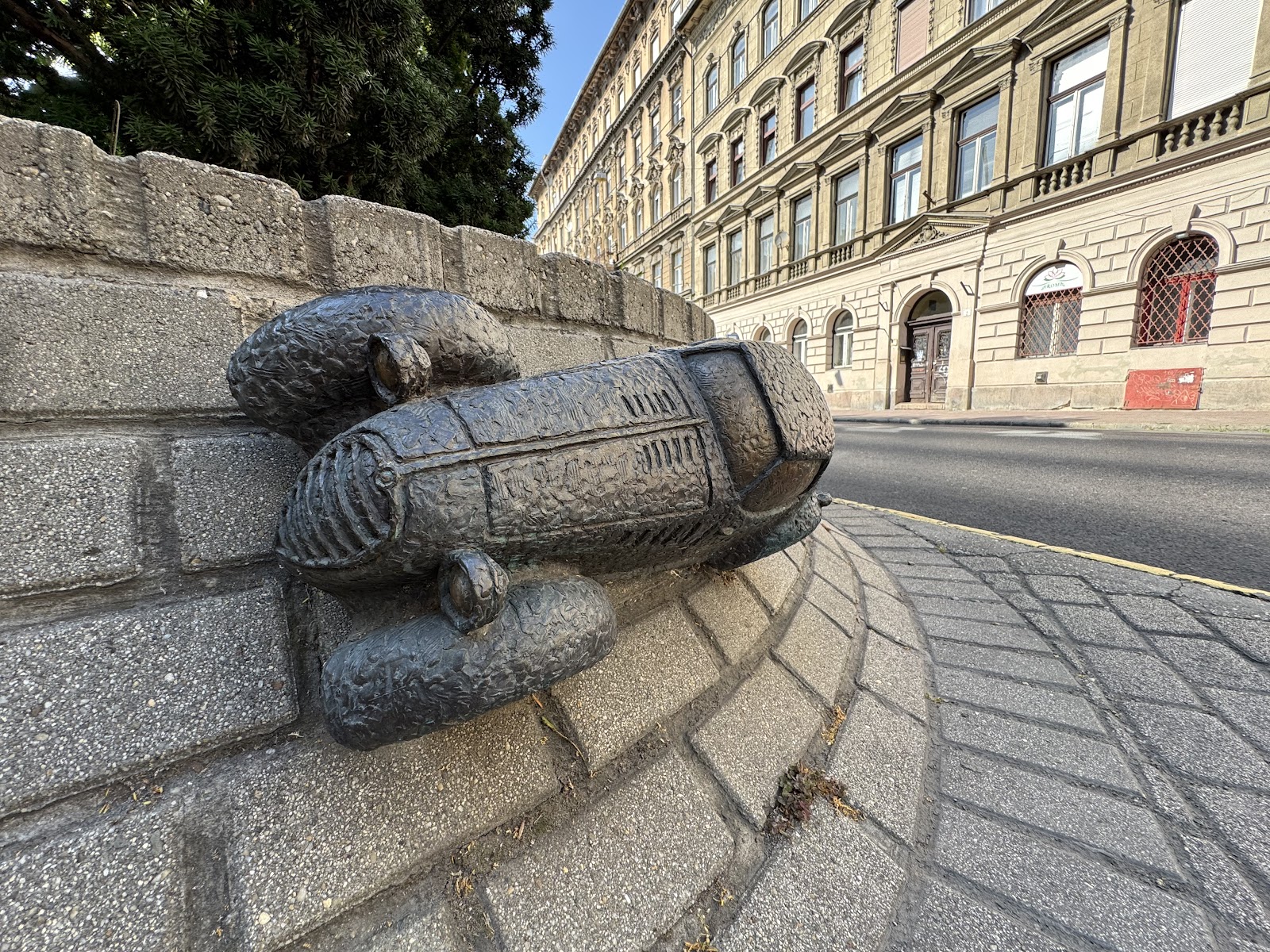 A tizennégy karátos autó