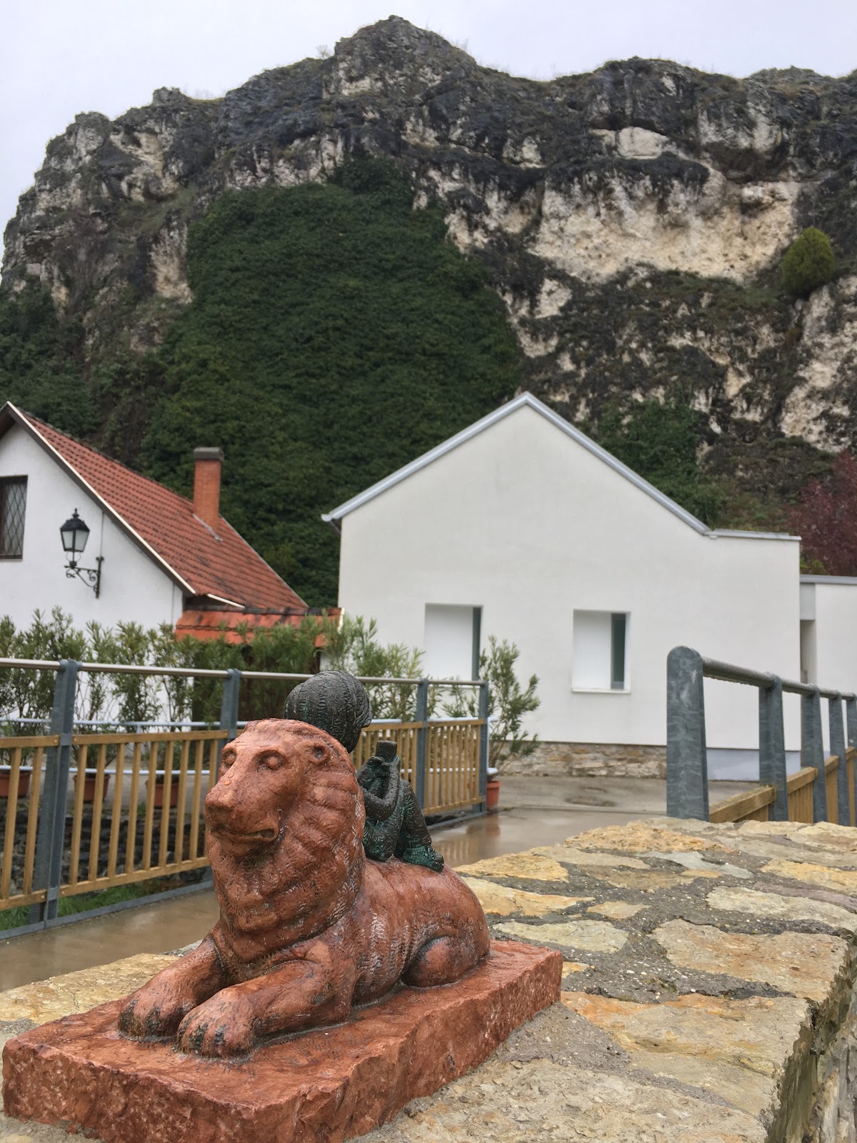 LeoNóra a kislány és az oroszlán